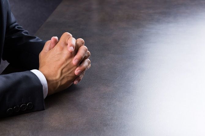 インタビューするビジネスマン