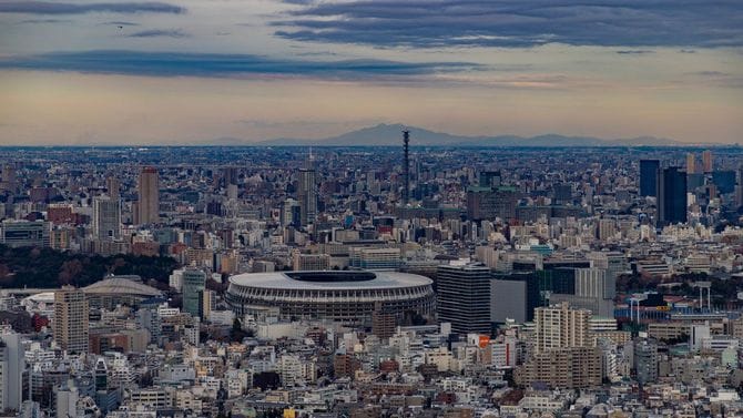 新国立競技場の見える夕暮れ時の東京の街並み
