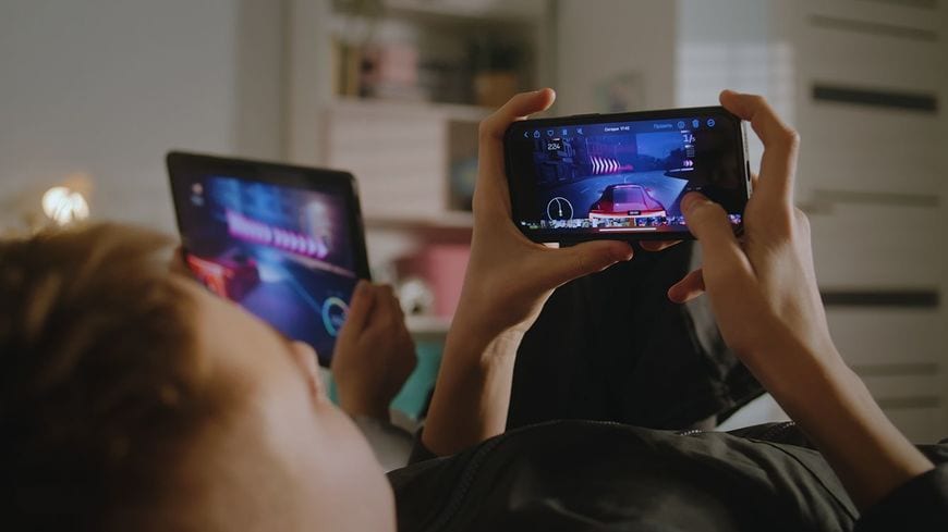 スマホでゲームをするきょうだい