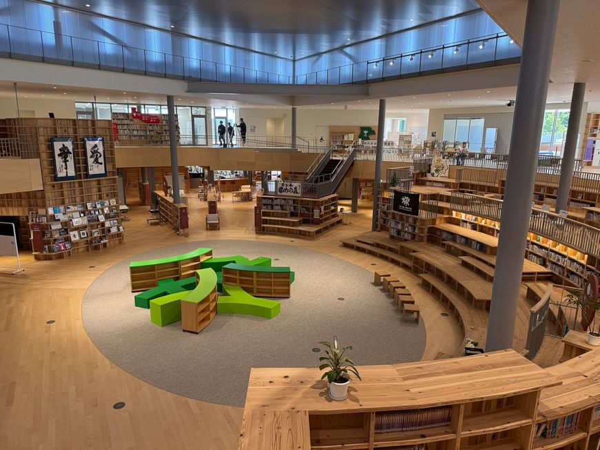 2階まで吹き抜けになった図書スペースが校舎の中心となった造り