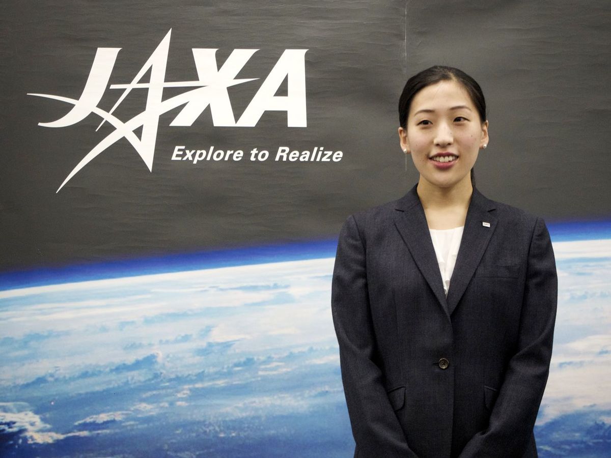 JAXA職員として初出勤し、取材に応じる宇宙飛行士候補者の米田あゆさん＝2023年4月3日午前、東京都千代田区のJAXA東京事務所