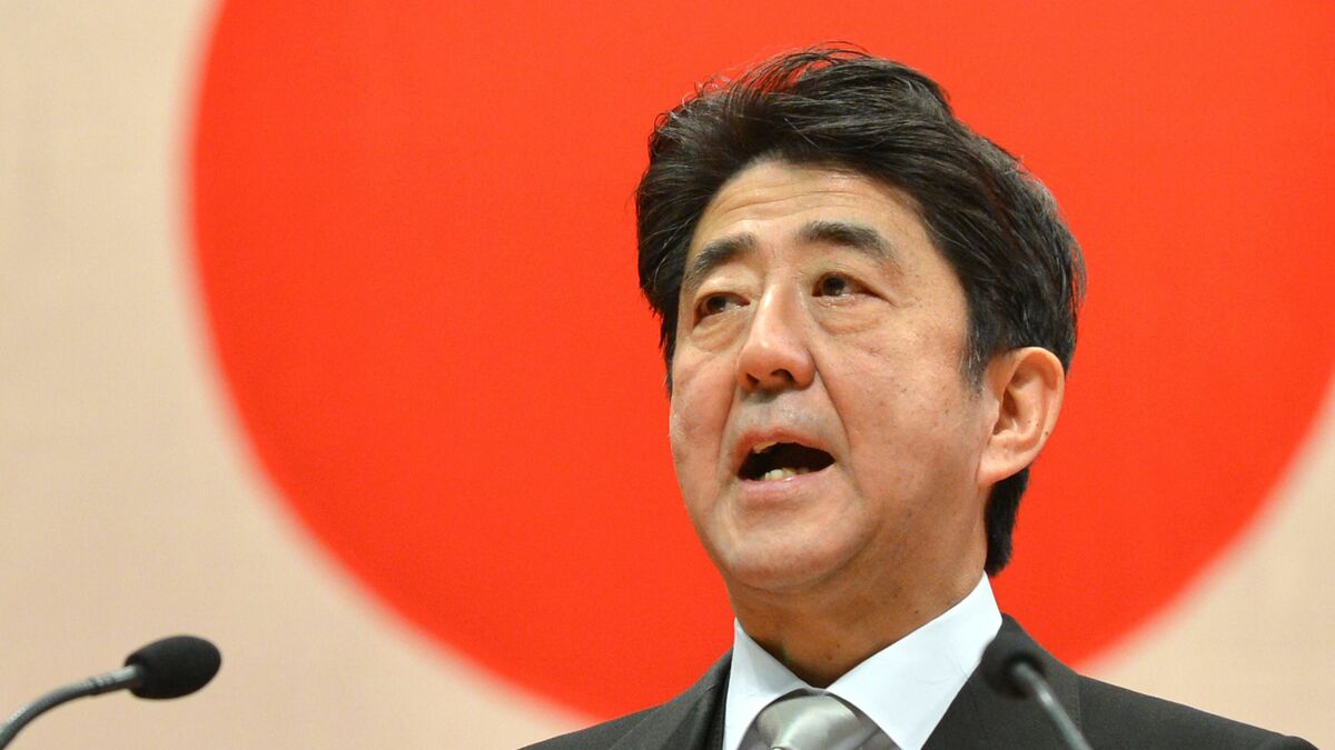 安倍首相は｢それで結構です｣と即断した…防大卒業式で学生が｢帽子を投げてから猛ダッシュする｣納得の理由  ただのセレモニーではなく、急いで立ち去る理由がある | PRESIDENT Online（プレジデントオンライン）