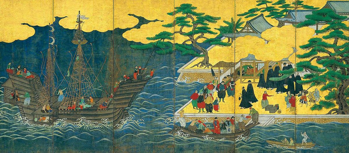作者不詳「南蛮屏風」（1600年、DIC川村記念美術館蔵）。南蛮船から上陸したカピタン（船長）とその一行を、日本に住み布教をしているキリスト教の宣教師たちが出迎えている。