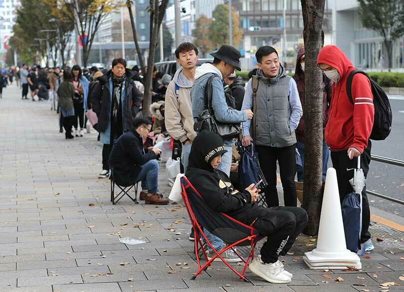 初の前年割れ"スマホ市場"の次にくるモノ 市場が電気自動車に期待するワケ