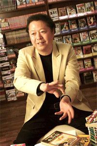 <strong>タケカワユキヒデ</strong>●1952年、埼玉県生まれ。東京外国語大学英米語学科卒。歌手・作曲家・エッセイスト。76年、ゴダイゴを結成。「ガンダーラ」「モンキー・マジック」「ビューティフル・ネーム」「銀河鉄道999」などの大ヒットを生む。マンガ評論家としてもつとに有名で、97～99年に手塚治虫文化賞の選考委員を務める。多数のマンガ家との交流も。