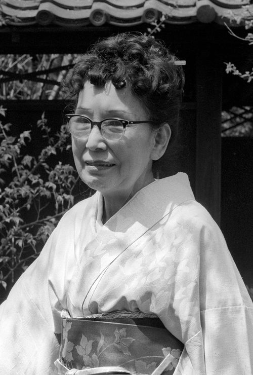 宇野千代(1972年4月16日、神奈川県鎌倉市の東慶寺、田村俊子賞授賞式)