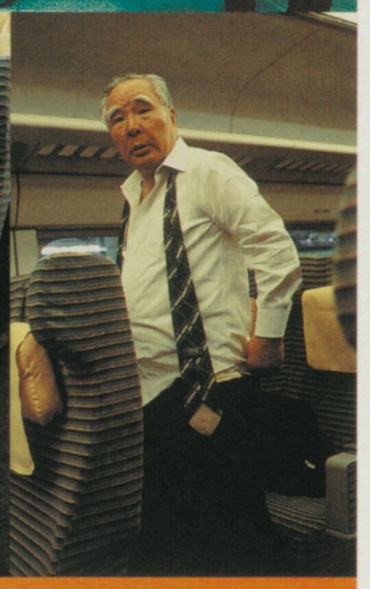 販売店大会へ向かう東北新幹線グリーン車で着替える鈴木修。