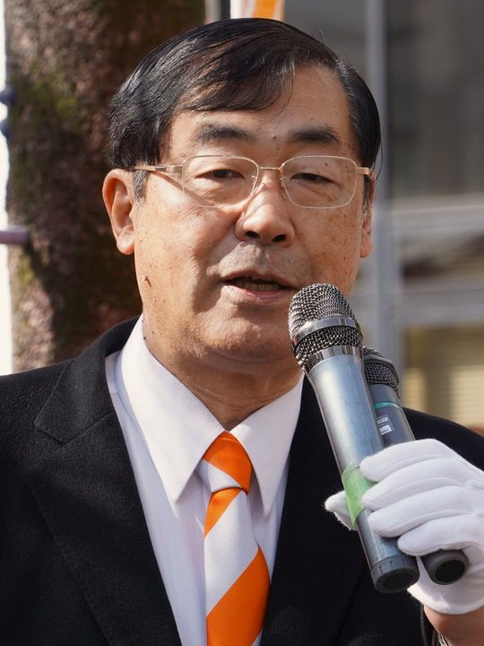 烏山区民会館前で演説をする松田学氏