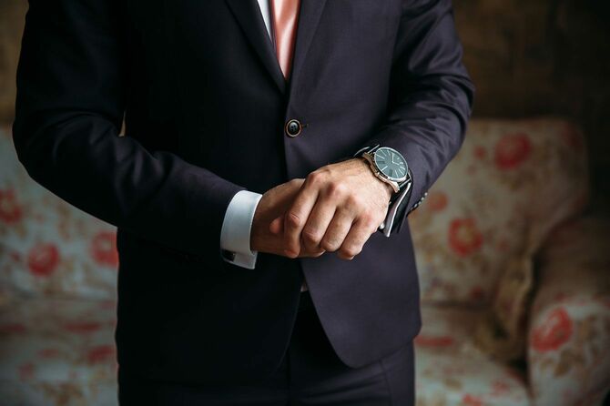 腕時計をつけているスーツの男性