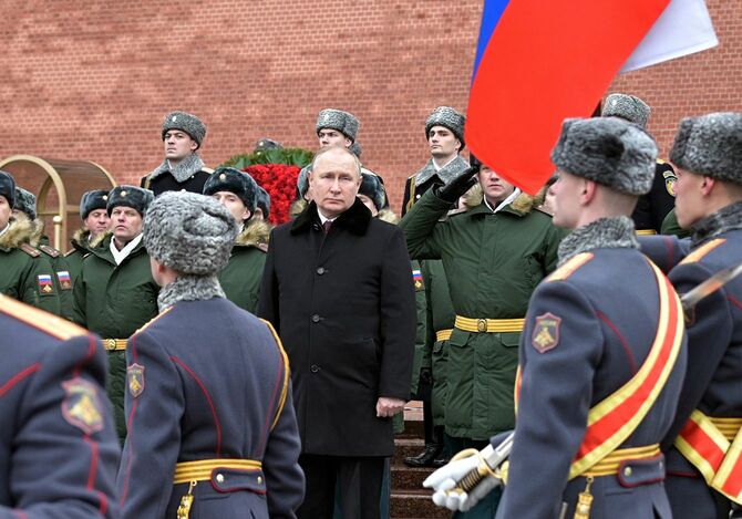 「祖国防衛者の日」に無名戦士の墓で花輪を捧げる式典に出席するロシアのウラジーミル・プーチン大統領＝2022年2月23日、ロシア・モスクワ