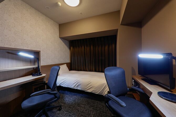 宿泊はもちろん、昼間のサテライトオフィスとしての使用も想定した『天然温泉　浪漫湯　ドーミーイン神戸元町』の客室『OFFiSTYLE ROOMS』