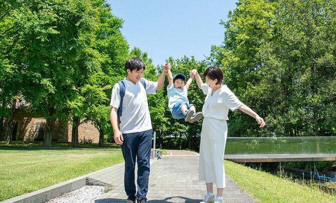 歩くときに手をつなぐ日本人の家族