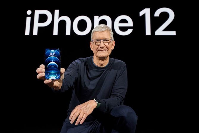 5Gに対応したスマートフォン「iPhone（アイフォーン）12」を紹介する米アップルのクック最高経営責任者（CEO）（アメリカ・カリフォルニア州クパチーノ）
