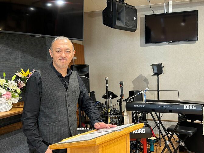 進藤牧師の教会である「罪人の友　イエス・キリスト教会」では音響設備や楽器が充実しており、礼拝の際にはロック調の賛美歌を歌うことが習慣になっている