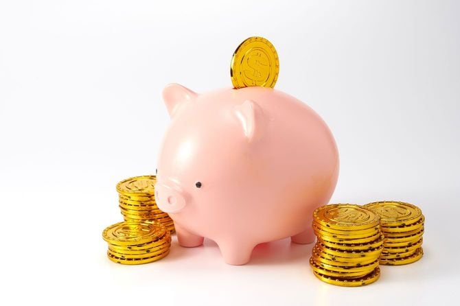 ブタの貯金箱とコイン