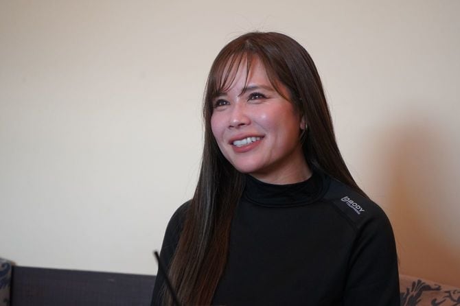 インタビューを受ける東さん。インタビュー中は初歩的な質問にも笑顔で丁寧に答えてくれた