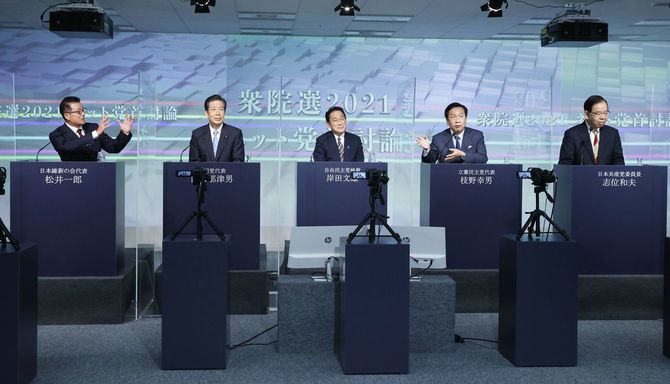 「ニコニコ動画」の党首討論会で、自民党総裁の岸田文雄首相と公明党の山口那津男代表を挟んで討論する日本維新の会の松井一郎代表と立憲民主党の枝野幸男代表。右端は共産党の志位和夫委員長＝2021年10月17日、東京都中央区のドワンゴ本社［代表撮影］