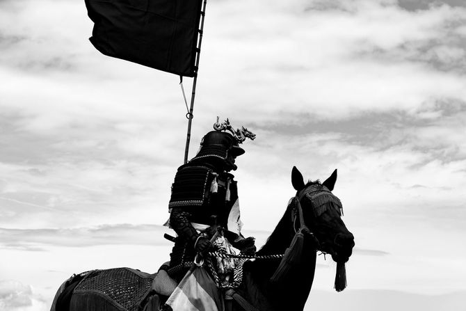 毎年7月に福島県相馬市で開催される「相馬野成」には、 伝統武士の鎧を身にまとって、たくさんの人が参加している