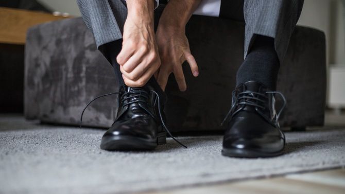 靴ひもを結ぶビジネスパーソン