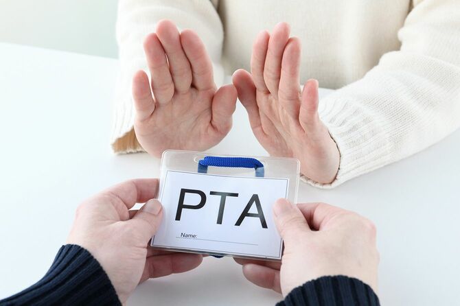 PTAネームプレート受け渡しを拒否する女性の手