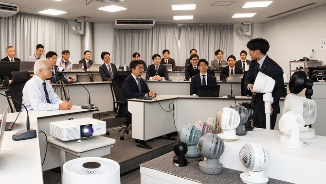 毎週月曜日に開かれる「新商品開発会議」（プレゼン会議）の様子