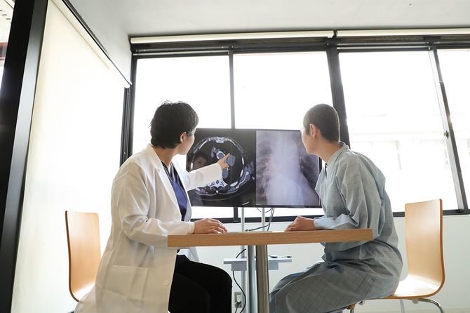 がん患者と医師がアジアの治療計画を協議