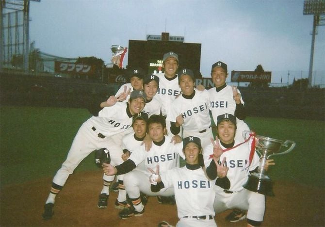 大学の野球部では万年打撃投手だった。6大学野球でチームは優勝した。