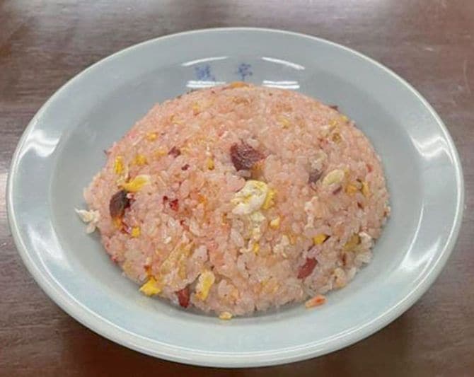 赤チャーハン スマホ片手に「町中華」