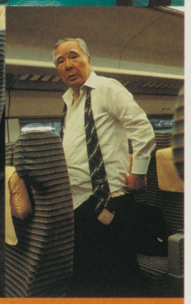 販売店大会へ向かう東北新幹線グリーン車で着替える鈴木修。