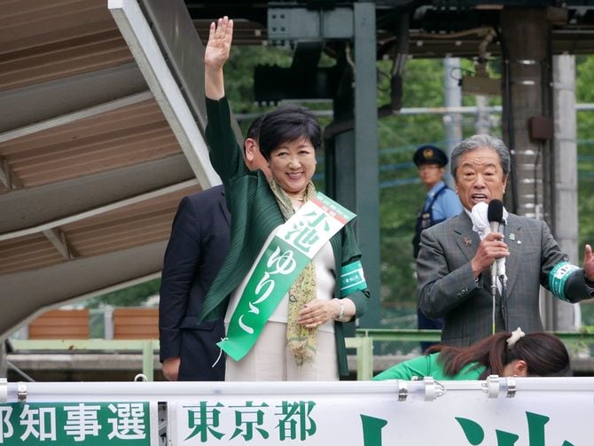 街頭演説する小池百合子氏(2024年6月23日、東京・奥多摩町)