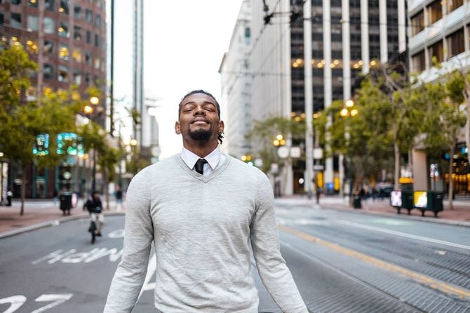 目を閉じて深呼吸をする男性