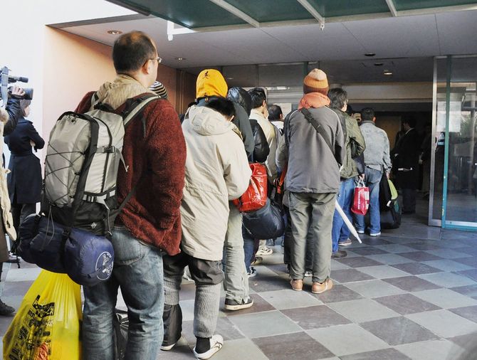 国立オリンピック記念青少年総合センターに開設された、東京都の「公設派遣村」で入所の順番を待つ人たち＝2009年12月28日、東京・渋谷区
