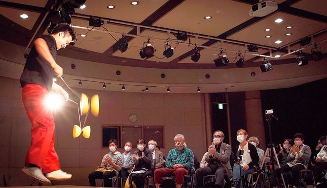 ステージでディアブロ(中国ゴマ)を回すちゃんへん.さん(筆者撮影)。