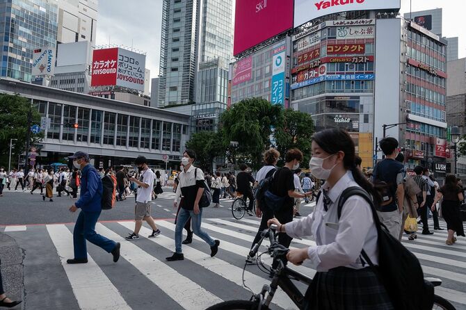 渋谷交差点を歩くフェイスマスクの群衆