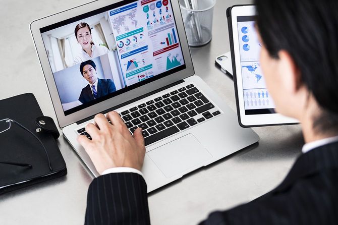 オンラインミーティングをしている人