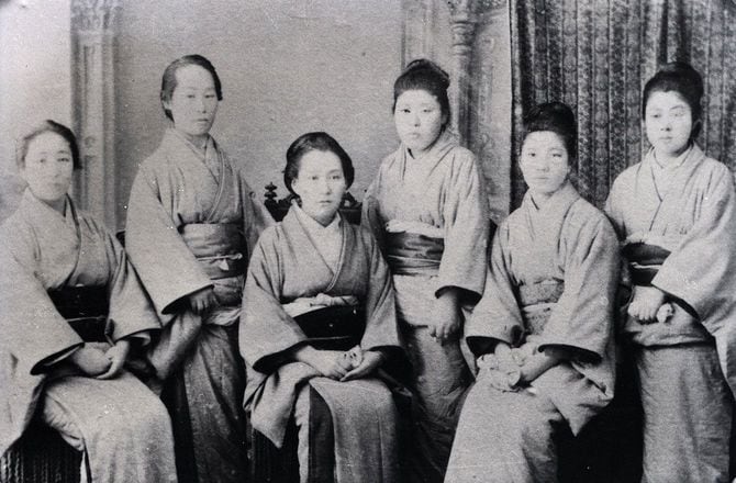 新潟時代の大関和(写真前列、左はじ)、看護学校の生徒たちと