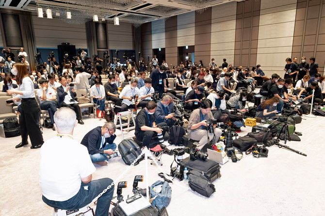 会見に集まった報道陣は合計294人。テレビ局各局も生中継を行った