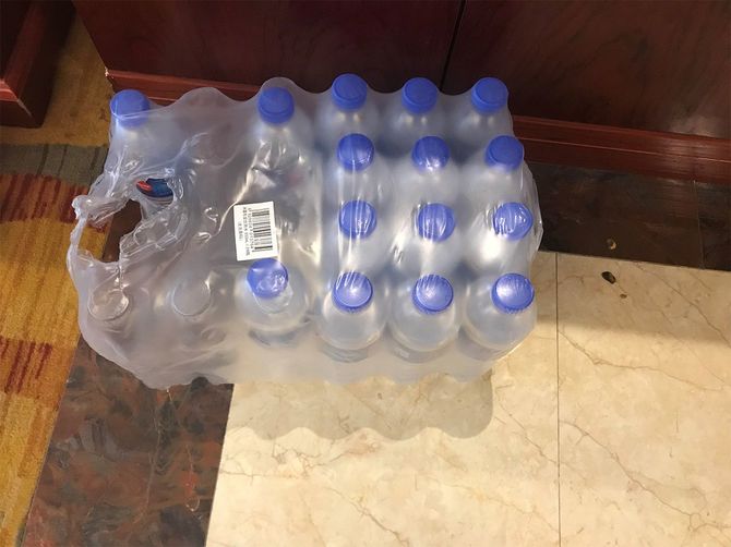 最初に支給された水は14日間で500ml×6本のみ。交渉後、追加で24本が支給された。