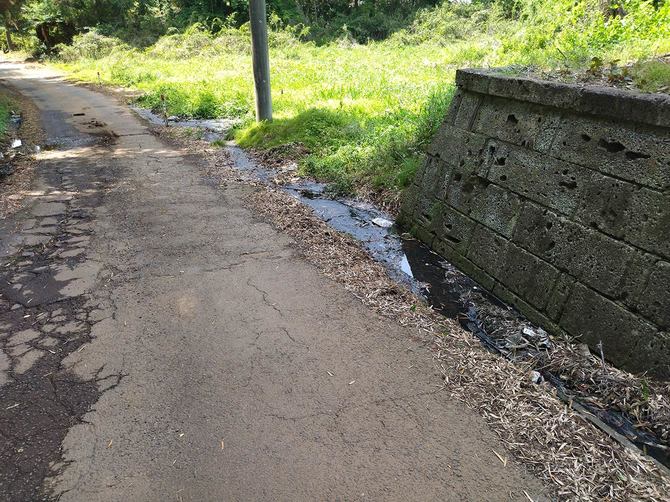 分譲地の外で側溝が途切れており、そのまま垂れ流しになっている。（千葉県成田市多良貝）