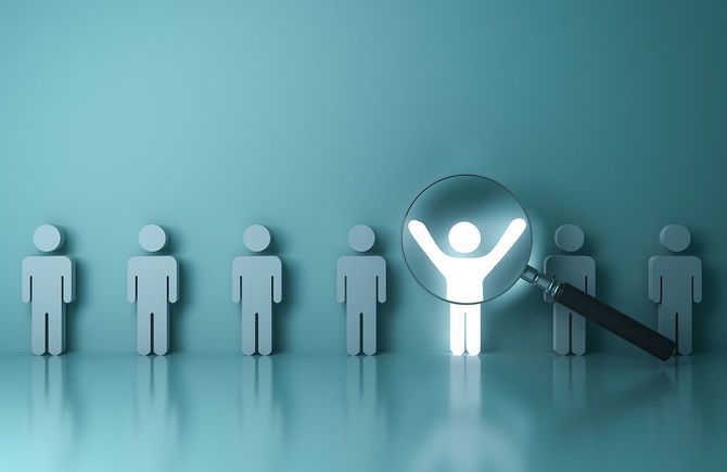 両手を緑の壁の背景に大きく開いて立っている光3 D レンダリング