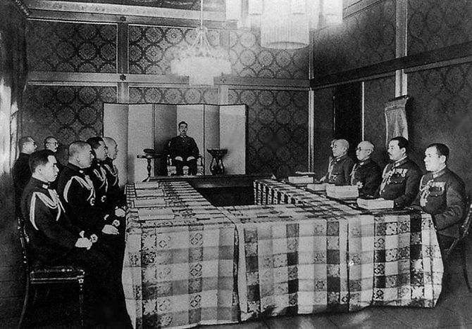 1937年11月24日、宮中で開かれた第1回大本営御前会議とみられる。中央は昭和天皇、左右は陸海軍首脳
