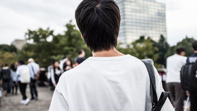 街の中で一人の男性