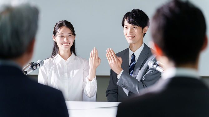 結婚の記者会見のイメージ