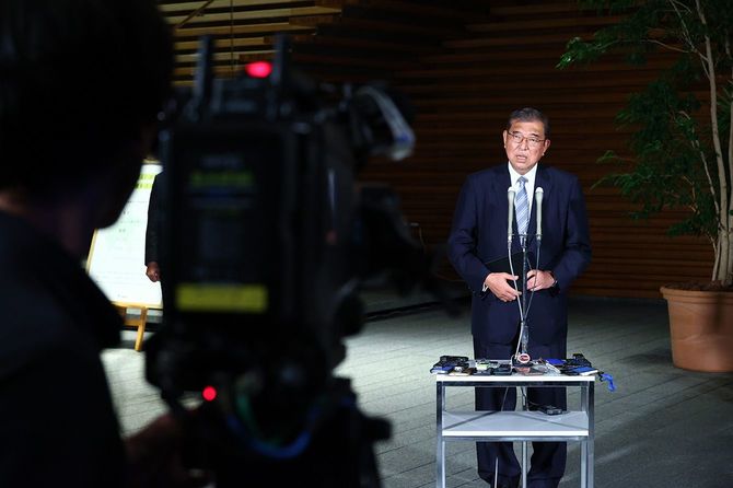 石破内閣発足1カ月を迎え、記者団の質問に答える石破茂首相＝2024年11月1日午後、首相官邸