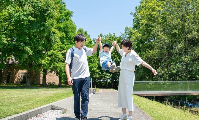 歩くときに手をつなぐ日本人の家族