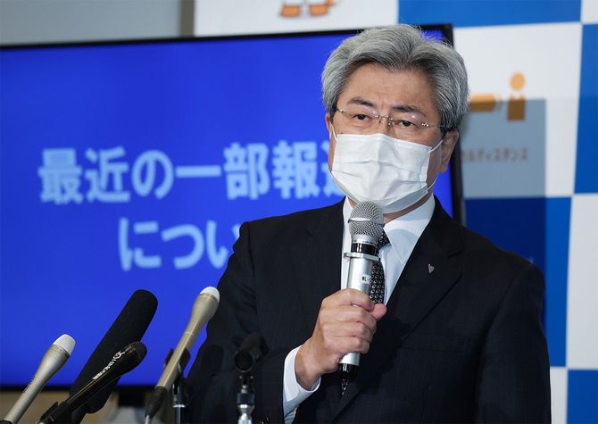 定例記者会見で、自民党議員の政治資金パーティーに参加していたことについて説明する日本医師会の中川俊男会長=2021年5月12日、東京都文京区