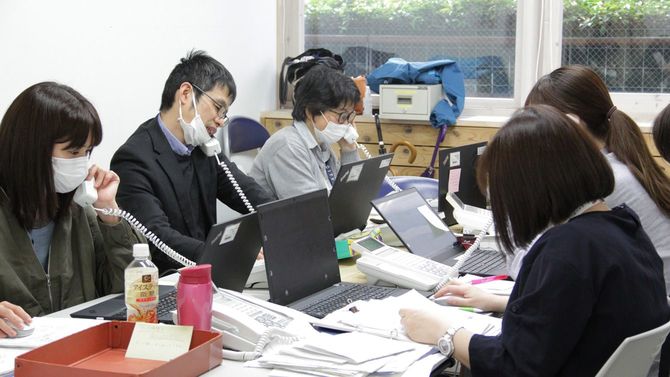 新型コロナウイルスの電話相談対応に追われる保健所職員ら［東京都港区提供］＝2020年4月8日