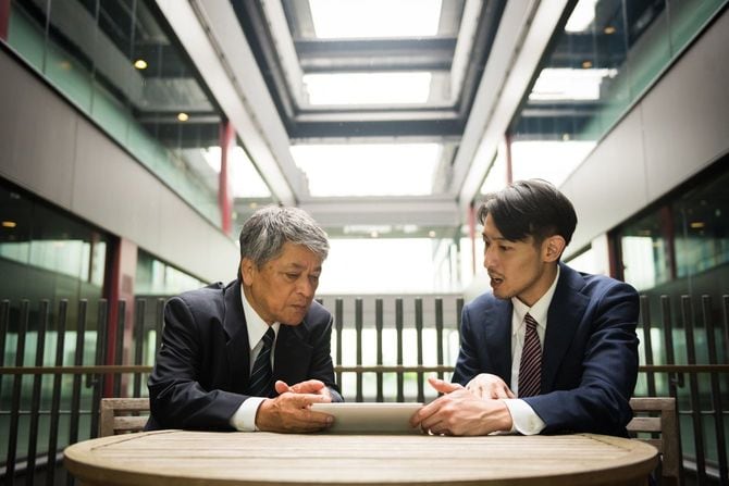 オフィスビルでのミーティング風景