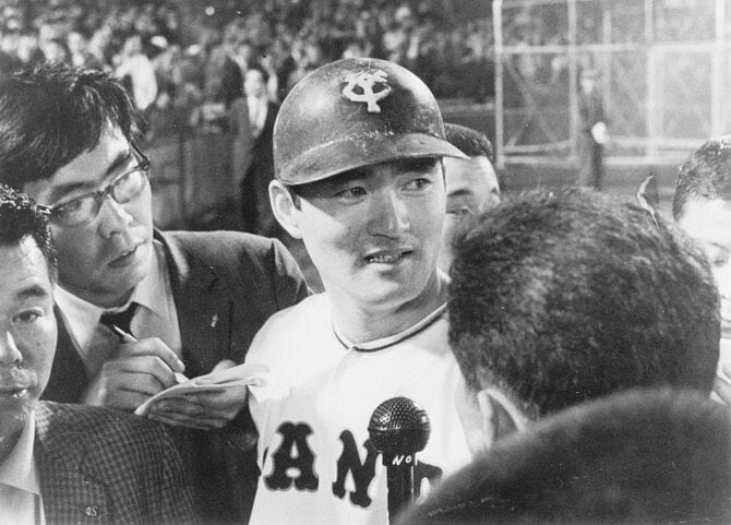 インタビューに答える長嶋 巨人―大洋