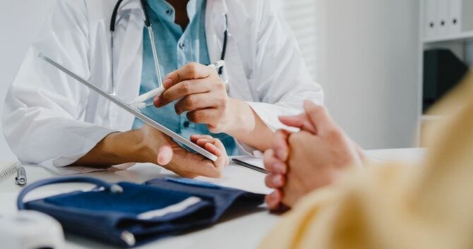 男性医師のクローズアップ